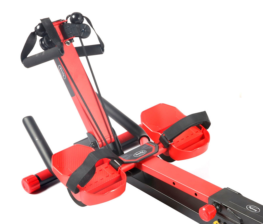 Detailansicht des rot-schwarzen Body Coach 3-in-1-Fitnessgeräts »AB'N ROWER« vor einem weißen Hintergrund.