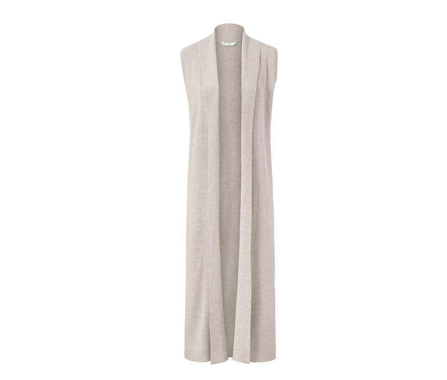 Eine lange, beige Loungeweste aus Strick vor einem weißen Hintergrund.