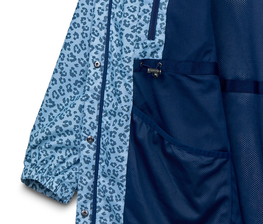 Detailansicht eines packbaren Regenmantels mit blauem Leopardenmuster.
