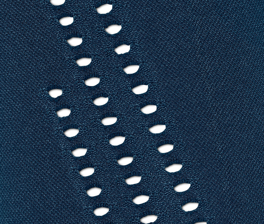 Detailaufnahme einer 7/8-Seamless-Sporttight mit perforierten Details.