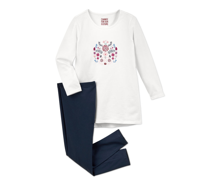 Zwei Jersey-Pyjamas: ein weißes Oberteil mit langen Ärmeln und Blumendruck und eine dunkelblaue Hose.