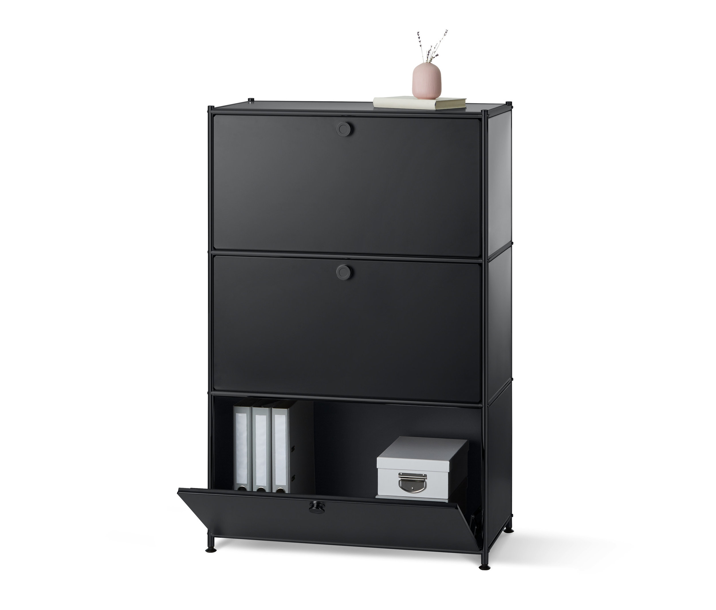 Schwarzes Metallregal »CN3« mit 3 Klappfächern, von denen eines offen ist und Ordner und eine Kiste freilegt.