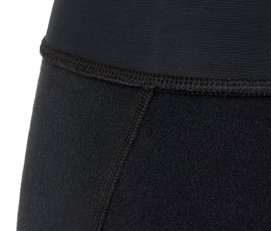 Detailaufnahme einer schwarzen Thermohose.