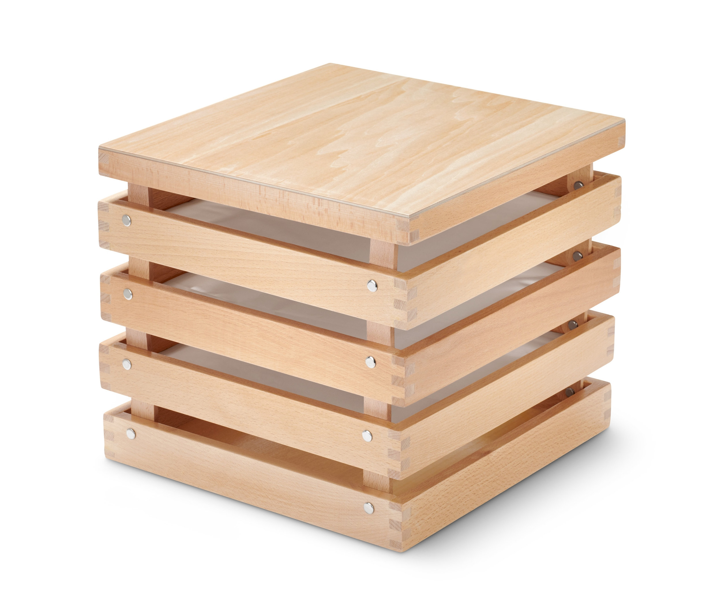 Ein Kräutertrockner aus hellem Holz mit vier Ablagen.