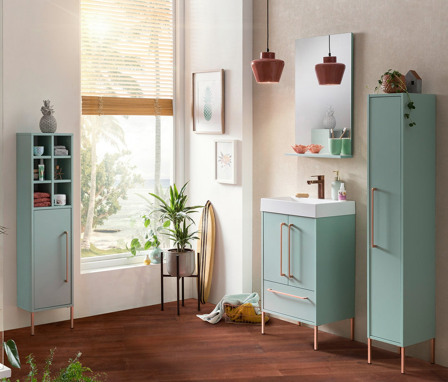 Badezimmer mit mintfarbenem Spiegel "Sari", Waschtisch "Sari", Highboard "Sari" 300 und Highboard "Sari" 250.