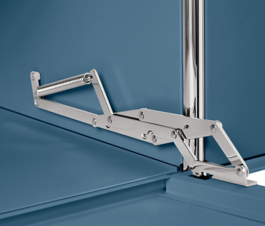 Detailansicht der geöffneten blauen Konsole Metall »CN3« mit 2 Klappfächern und Ausklappmechanismus.