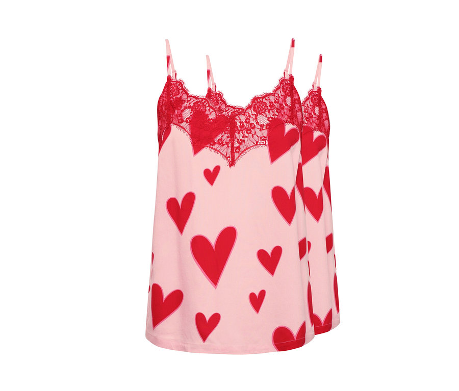 Zwei Shorty-Pyjamas mit roten Herzen und Spitze.