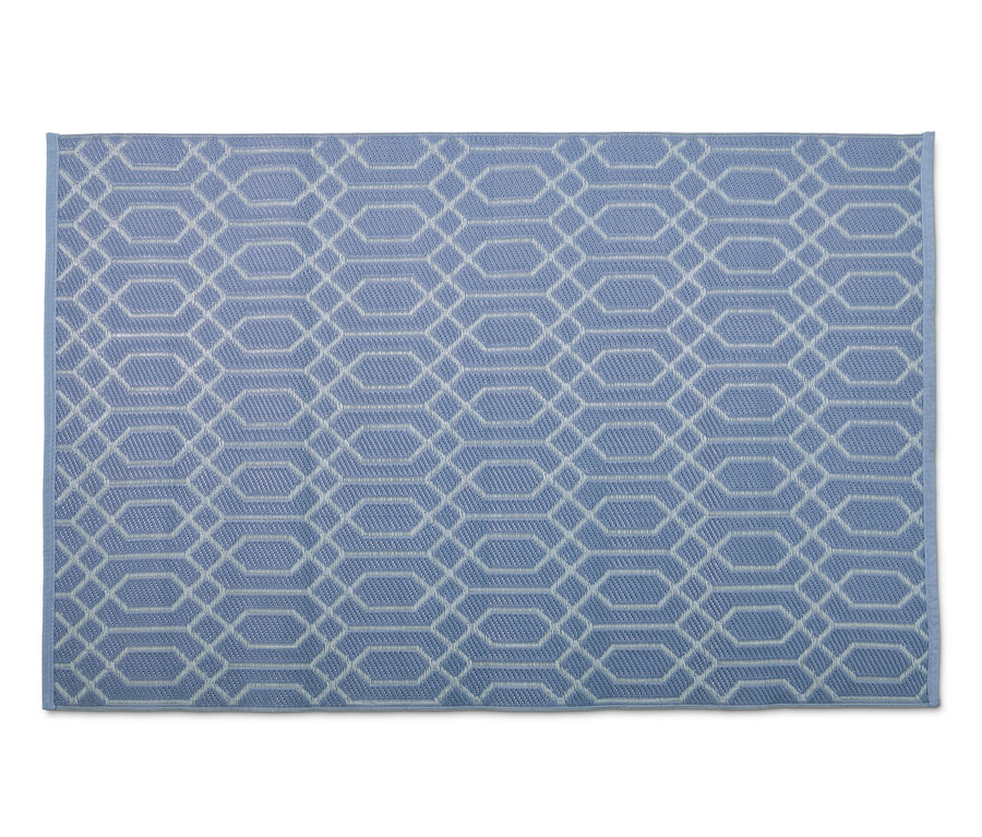 Blauer Outdoor-Teppich mit geometrischem Muster.