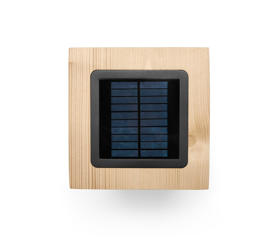 Nahaufnahme einer Solarlaterne aus Holz von oben.