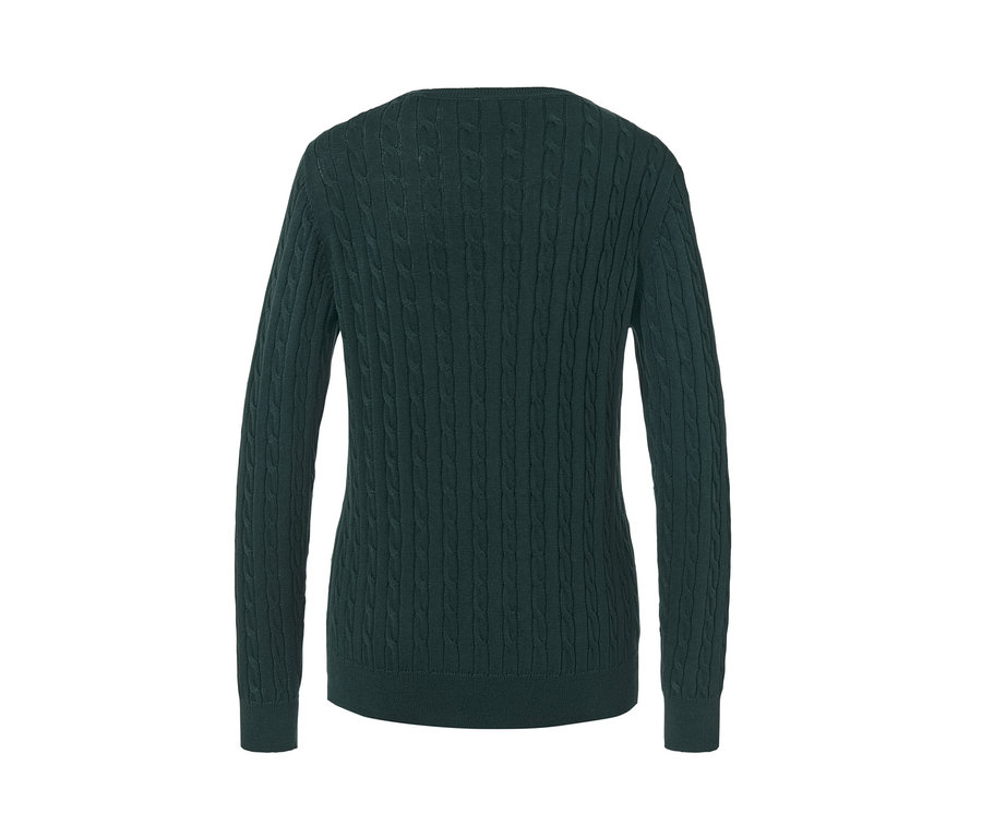Detailansicht der Rückseite eines dunkelgrünen Zopfstrickpullovers.