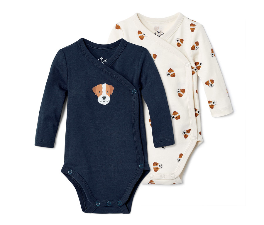 Zwei Babybodys: ein marineblauer Body mit Hundemotiv und ein weißer Body mit Allover-Hundeprint.