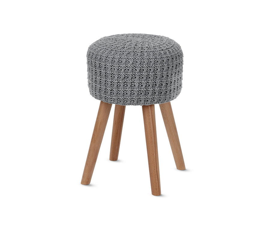 Grauer Strickhocker mit drei Holzbeinen.