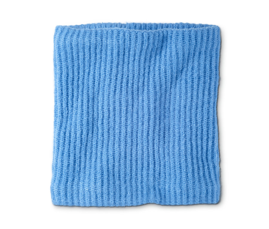 Ein hellblauer Strick-Schlauchschal.