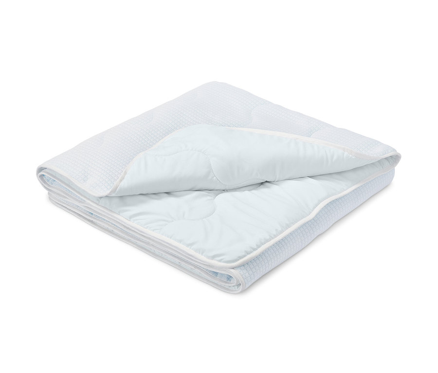 Eine gefaltete, hellblaue Kühlbettdecke mit hellem Rand.