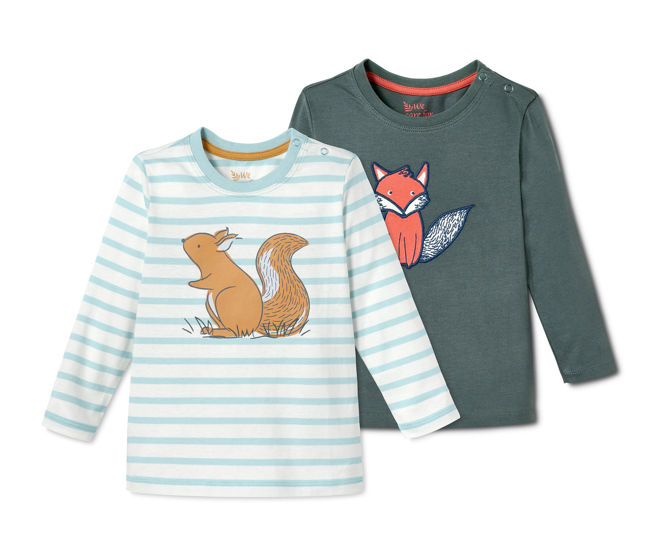Zwei Jersey-Langarmshirts. Ein Shirt ist weiß mit blauen Streifen und einem Eichhörnchen-Motiv. Das andere Shirt ist grün mit einem Fuchs-Motiv.