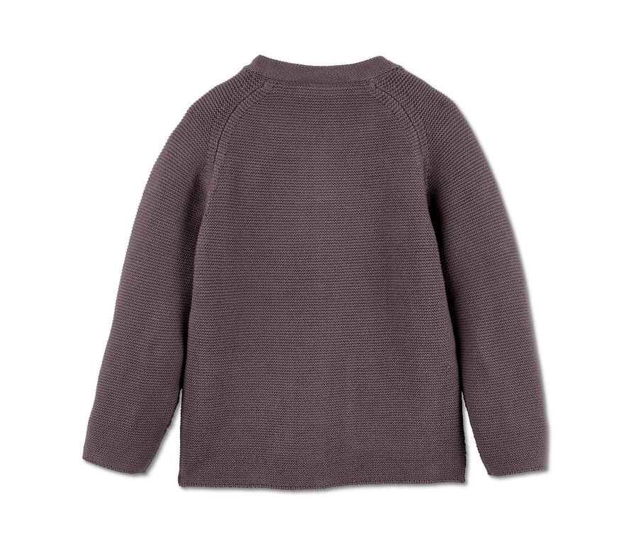 Rückansicht einer auberginefarbenen Baumwoll-Strickjacke.