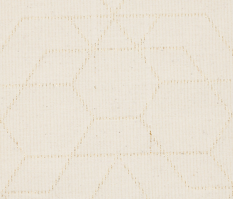 Detailaufnahme eines cremefarbenen Tischläufers mit geometrischem Muster.