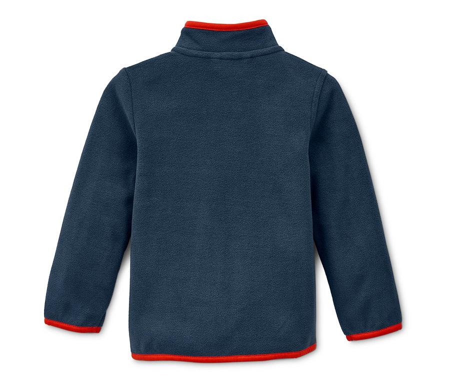 Blaue Fleecejacke aus recyceltem Material mit rotem Saum.