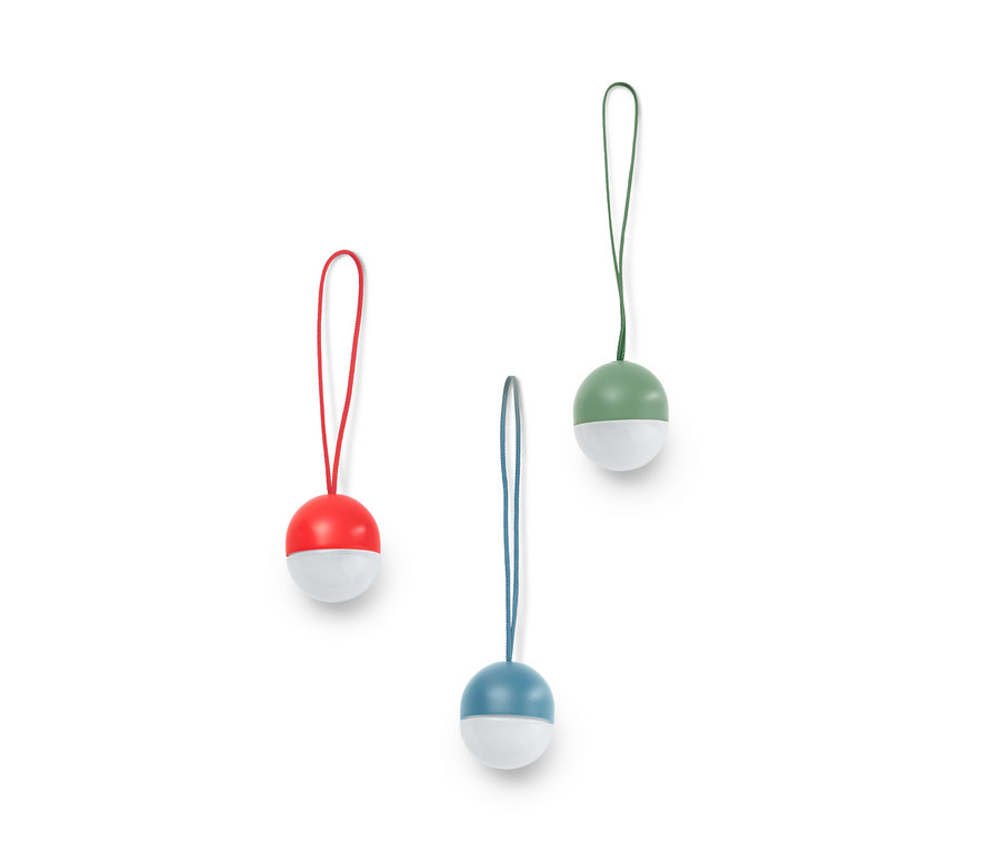 Drei LED-Mini-Lichter: rot, blau und grün, jeweils mit weißem Unterteil und Aufhängeschnur.