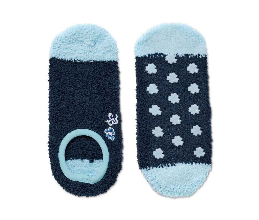 Zwei Paar Hausschuhsocken: ein Paar dunkelblau mit Blumenstickerei, das andere mit blauen Schneeflocken.