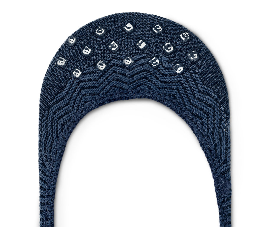 Nahaufnahme eines einzelnen marineblauen Sneaker-Füßlings (2 Paar), mit geometrischem Muster und kleinen weißen Details.