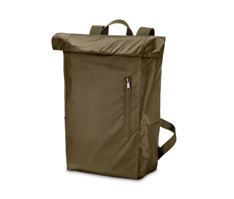 Ein khaki-farbener, faltbarer Rucksack mit Reißverschluss auf der Vorderseite.