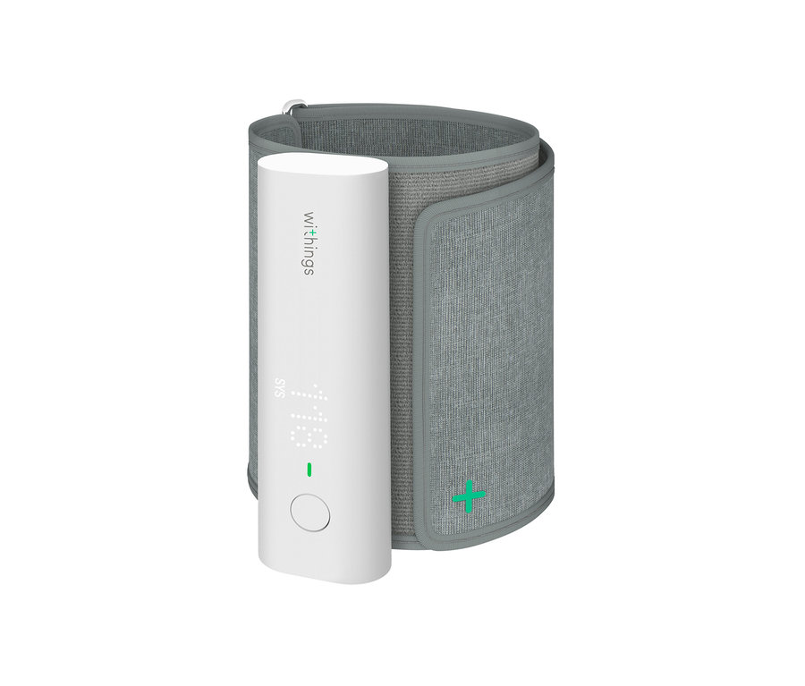 Weißes Withings-Displaygerät neben grauer Blutdruckmanschette.
