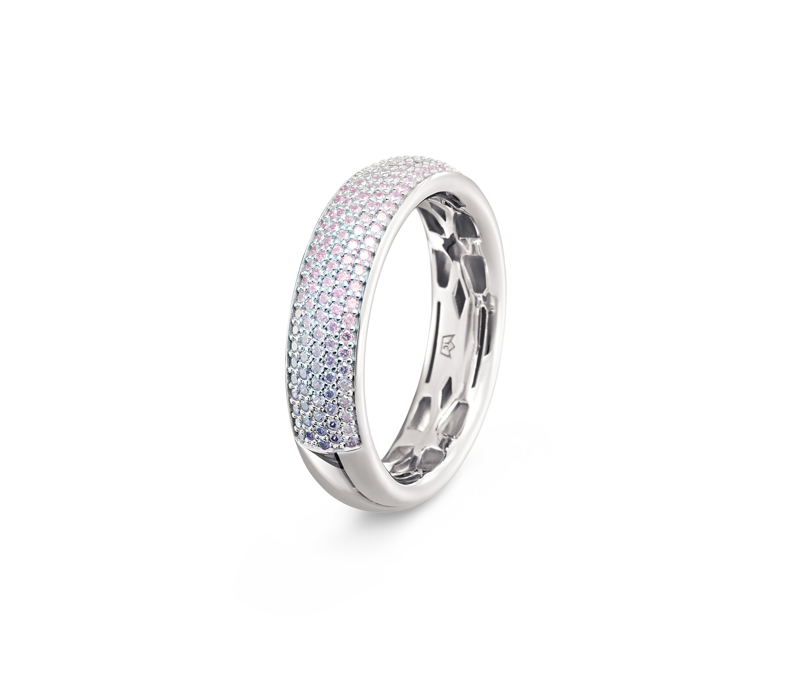 Nahaufnahme eines Rings aus 925er Silber mit Zirkonia "Premium Collection".