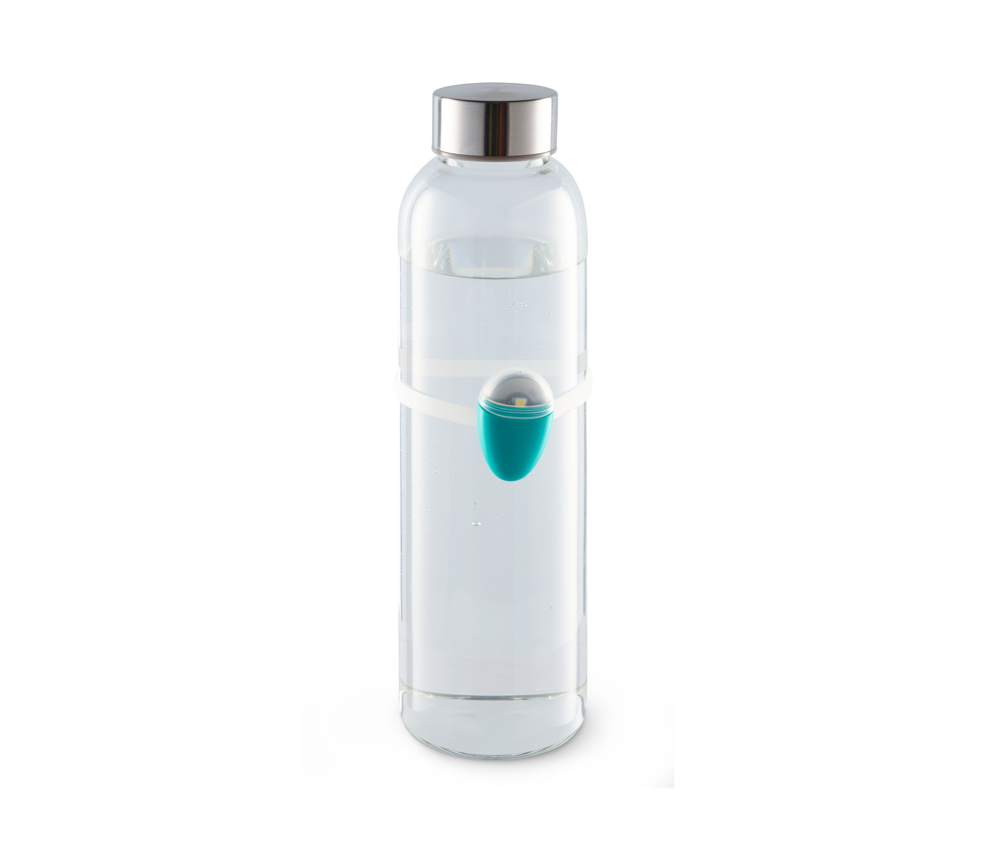 Eine Glasflasche mit Wasser und smarter Trink-Erinnerung.
