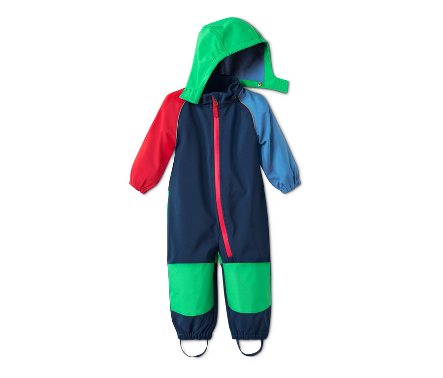 Softshell-Einteiler aus recyceltem Material mit grüner Kapuze, roten Ärmeln und blauen Hosenbeinen.