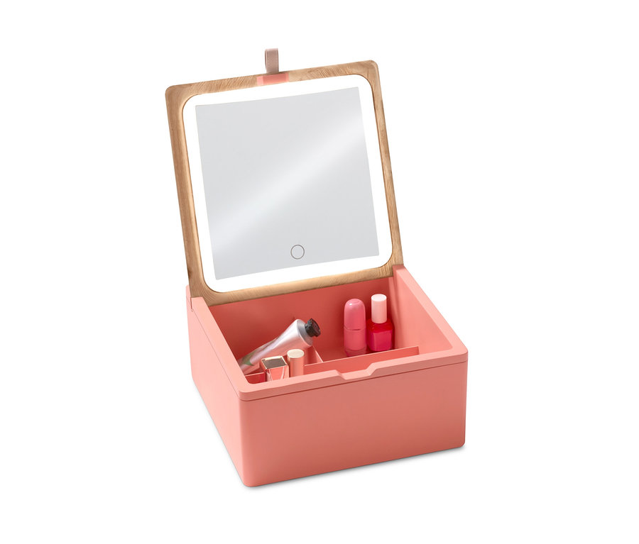 Geöffnete Aufbewahrungsbox mit LED-Spiegel in Pfirsichfarbe, darin Kosmetika.