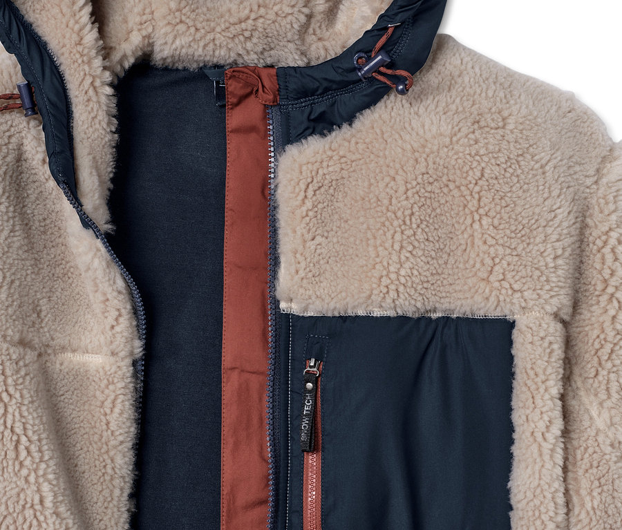 Detailansicht einer Teddyplüschjacke.