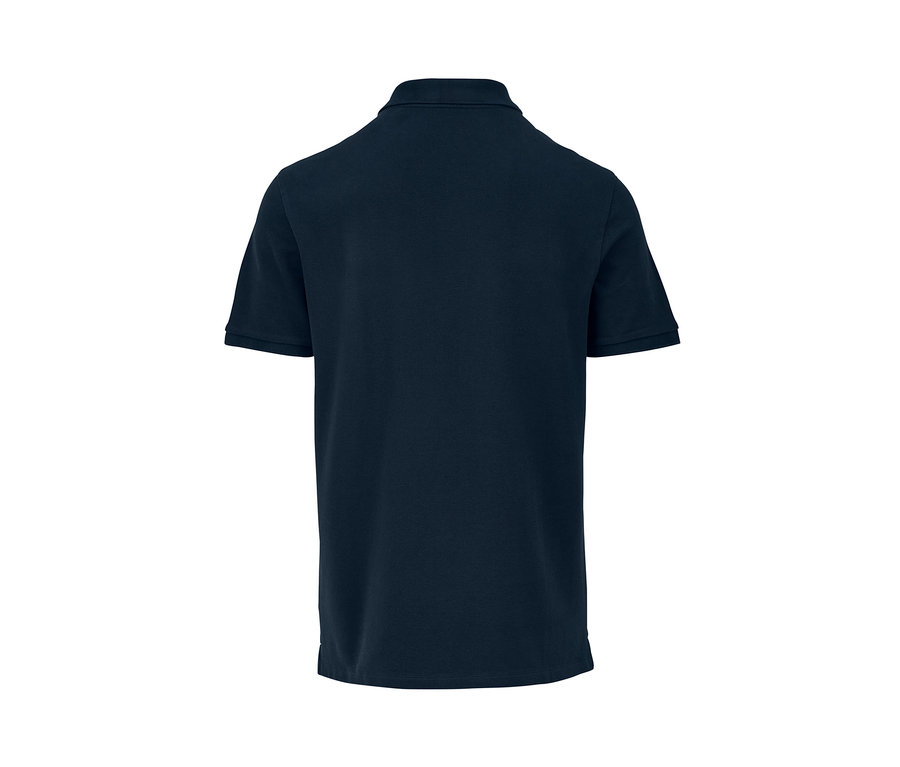 Detailansicht der Rückseite eines dunkelblauen Piqué-Poloshirts.