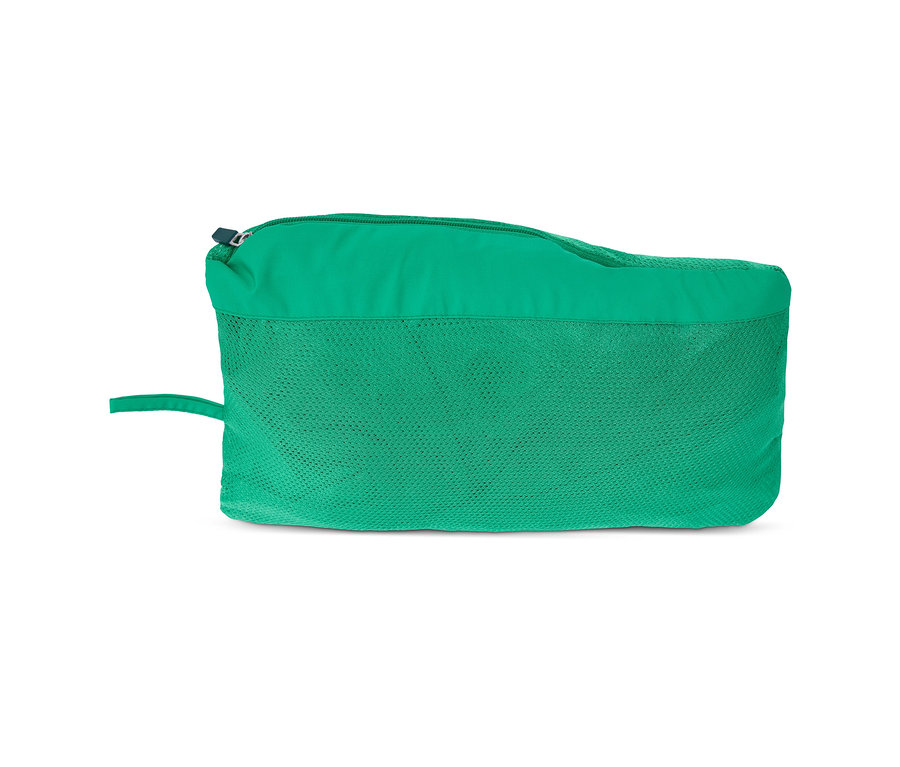 Eine grüne Windprotection-Funktionsjacke, zusammengefaltet in einer Tasche.