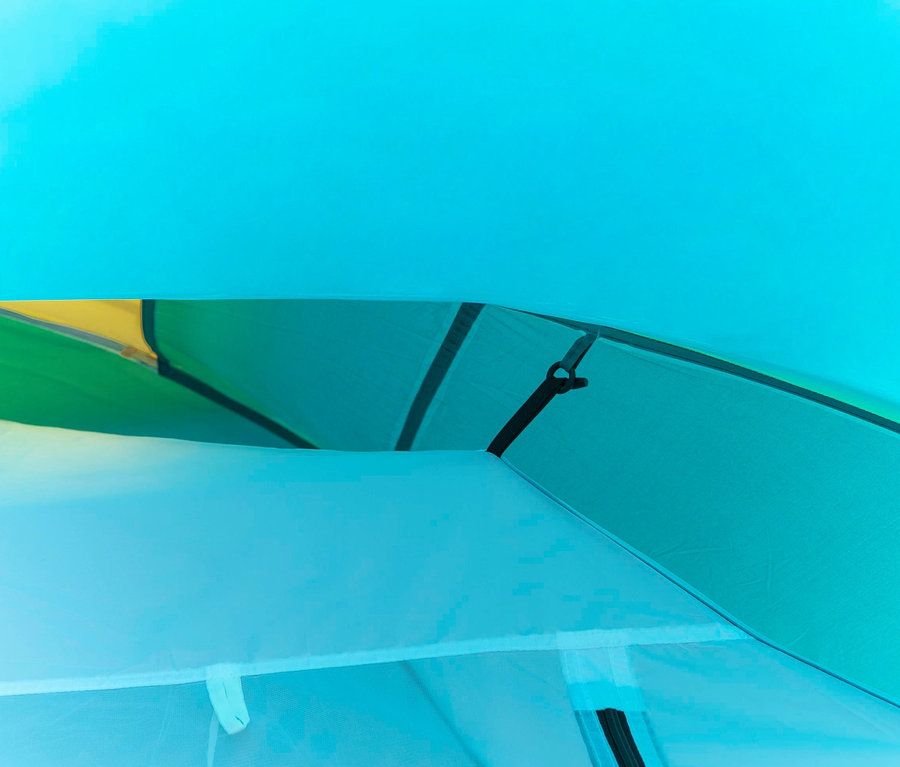 Innenansicht eines Bestway® Pavillo-Zelt »Activemount 3« mit blauem Dach und weißer Netzinnenwand.