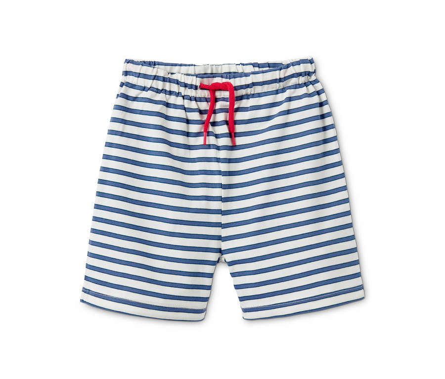 Detailaufnahme der Shorty-Pyjamahose aus Bio-Baumwolle mit blau-weißen Streifen und rotem Kordelzug.