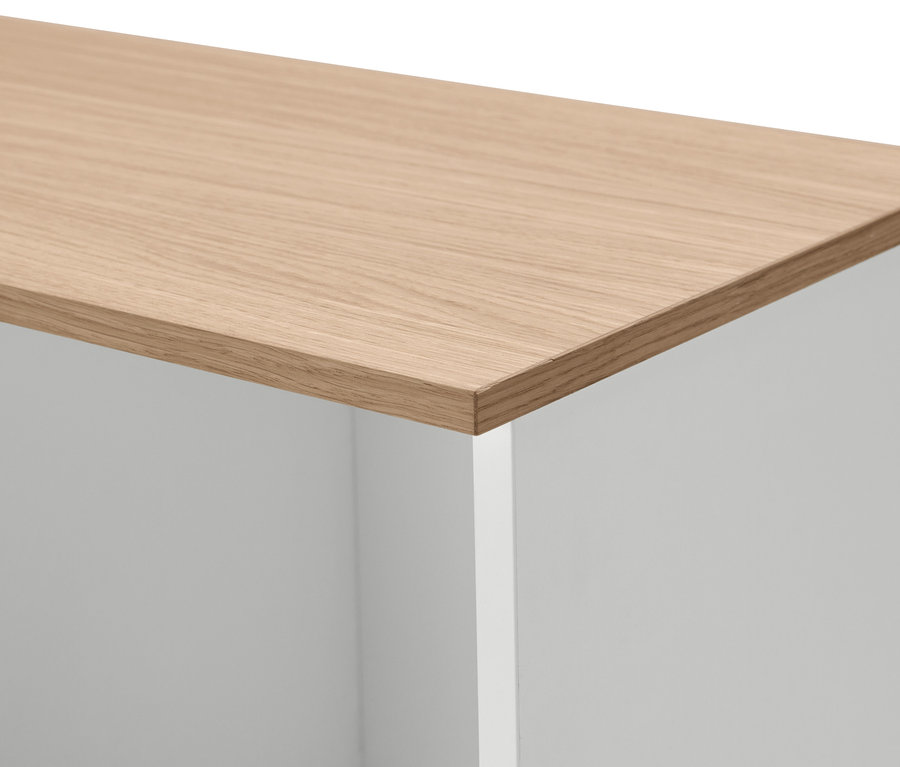 Detailansicht eines halboffenen Highboards.