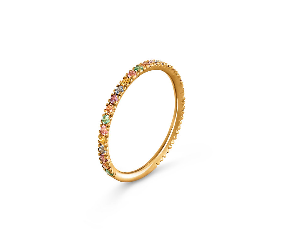 Nahaufnahme eines Gold-Rings mit farbigen Zirkonia.