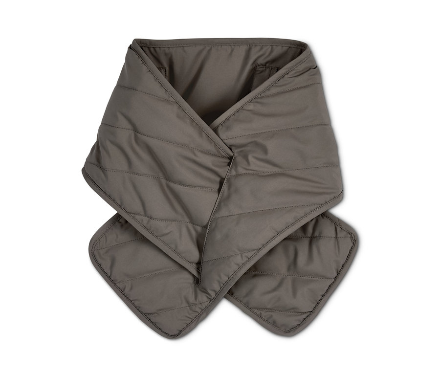 Ein khaki Stepp-Schal mit Heizkissen auf weißem Hintergrund.