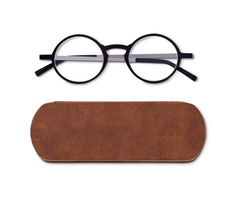 Eine ultraflache Lesebrille liegt auf einem braunen Etui.