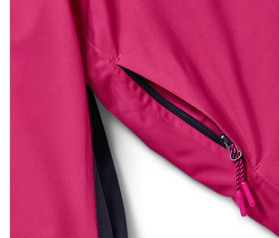 Detail einer Skijacke mit Reißverschlusstasche.