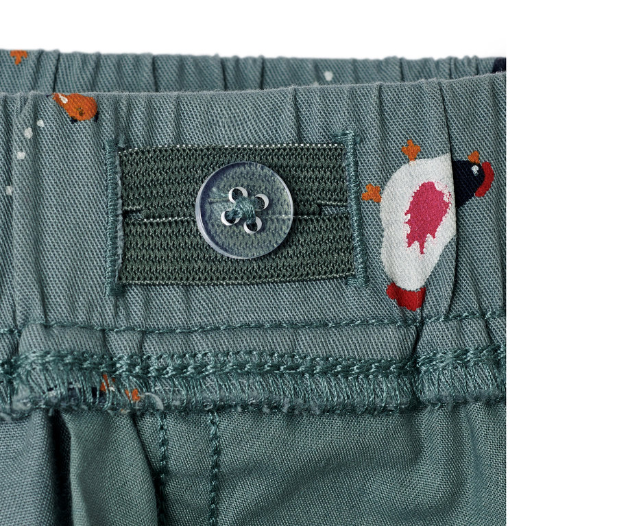 Detail der Kinder-Pull-on-Pants – Fit »Ella«, Huhn, mit Knopf und Gummibund.