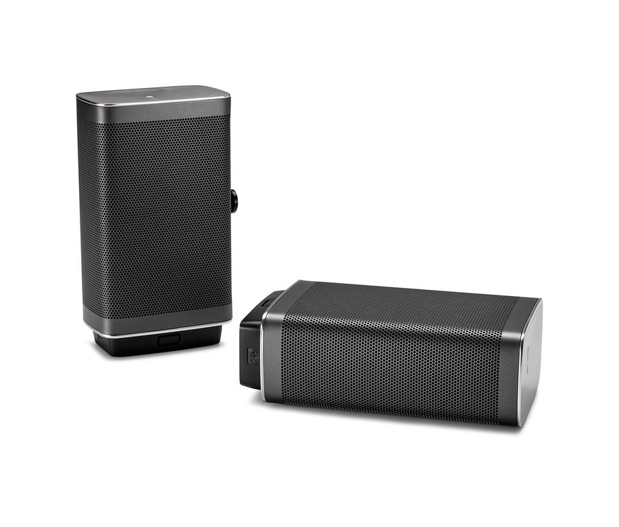 Zwei schwarze JBL BAR 5.1 Lautsprecher auf einem weißen Hintergrund. Ein Lautsprecher steht, der andere liegt.