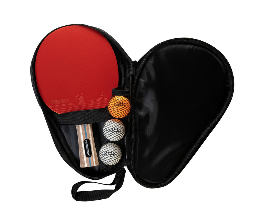 Offenes schwarzes Etui mit einem roten Schläger, drei Bällen und zwei Hudora-Holzschlägern mit blauen Streifen.