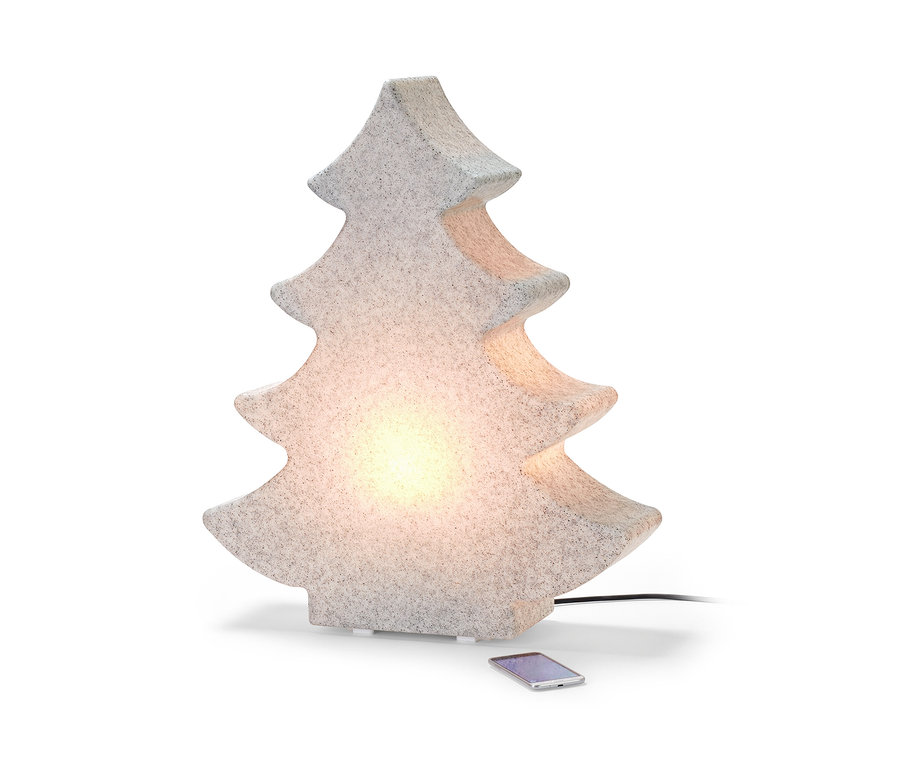 Eine leuchtende Smart-LED-Outdoorleuchte »Tanne« steht neben einem Handy auf dem Boden.