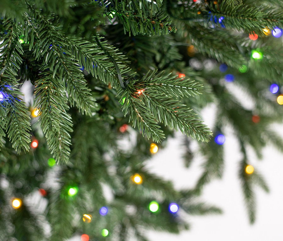 Nahaufnahme einer LED-Tanne "Sherwood", 150 cm hoch, geschmückt mit bunten Lichtern.