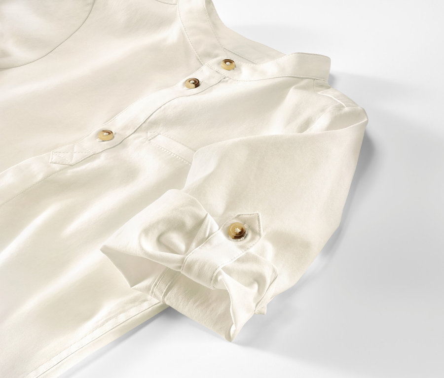 Detailaufnahme eines Kinder-Oxford-Hemdes mit Knöpfen.