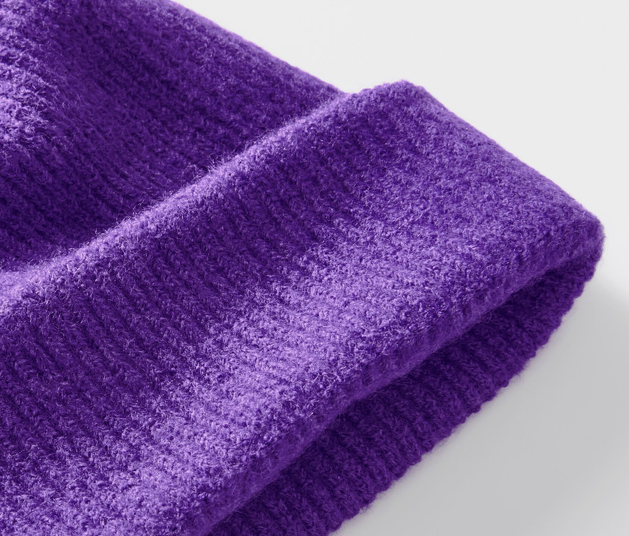 Detailaufnahme einer lila Strickmütze.