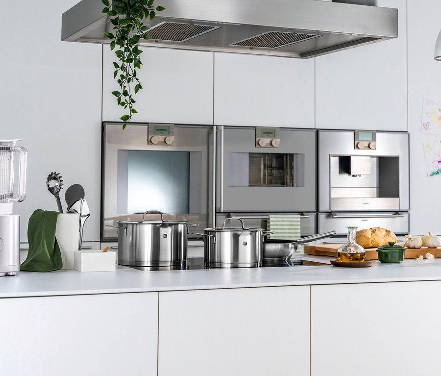 ZWILLING Trueflow Kochtopf-Set, 5-teilig aus Edelstahl auf einer weißen Küchentheke.