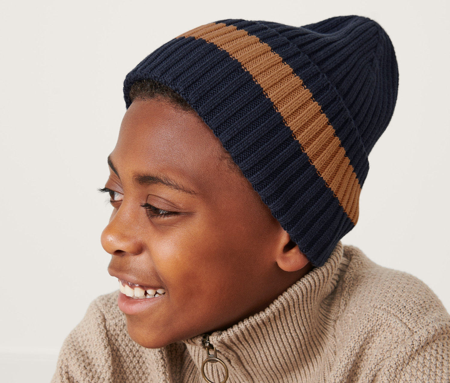 Junge trägt eine Strickmütze.